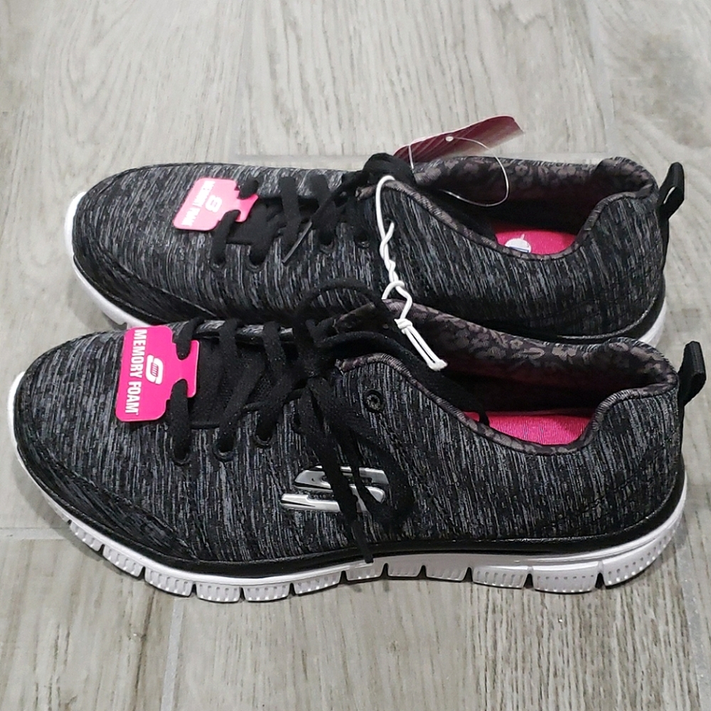 NWT Sketchers Memory Foam Sneakers👟